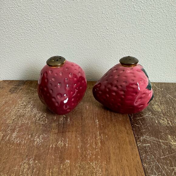 Enesco E-2286 Dark Red Strawberry Metal Top Salt and Pepper Shakers VINTAGE - Picture 3 of 9